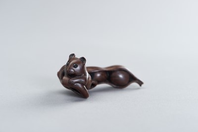 Lot 432 - A CHARMING WOOD NETSUKE OF A RODENT IN EDAMAME