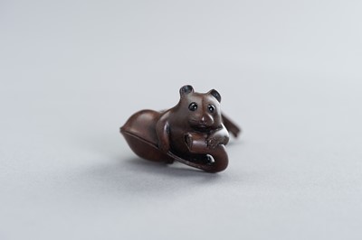Lot 432 - A CHARMING WOOD NETSUKE OF A RODENT IN EDAMAME