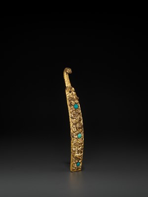 Lot 334 - A VERY LARGE GLASS-INLAID GILT BRONZE ‘CHILONG’ BELT HOOK, WARRING STATES