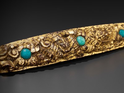 Lot 334 - A VERY LARGE GLASS-INLAID GILT BRONZE ‘CHILONG’ BELT HOOK, WARRING STATES