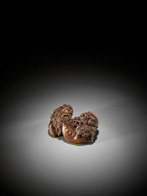 Lot 272 - A SUPERB AND LARGE BAMBOO NETSUKE OF A BUDDHIST LION WITH CUB