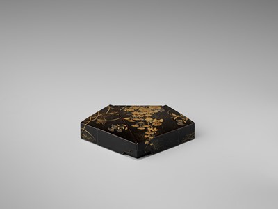 Lot 146 - A FINE AND RARE LACQUER YABUMI-FORM KOBAKO AND COVER WITH AUTUMNAL FLOWERS