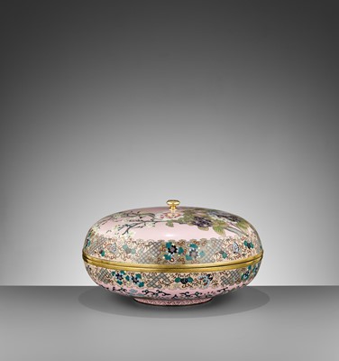 Lot 89 - A VERY LARGE CLOISONNÉ ENAMEL CEREMONIAL FOOD CONTAINER AND COVER WITH SHIJUKARA
