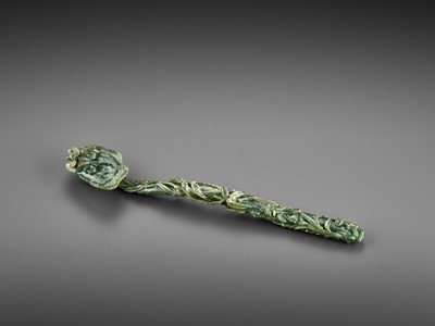Lot 107 - A SPINACH-GREEN JADE RUYI SCEPTER WITH MATCHING ‘SANDUO’ STAND, QING DYNASTY