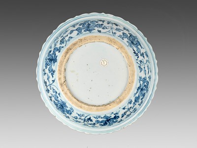 Lot 187 - A LARGE BARBED-RIM BLUE AND WHITE ‘FEIYU’ DISH, LATE 15TH TO EARLY 16TH CENTURY
