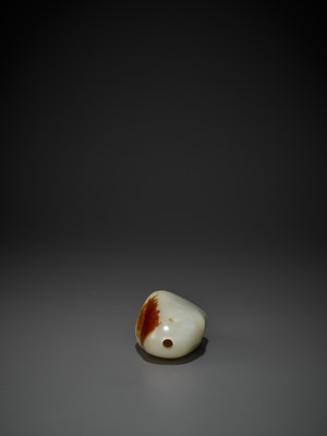 Lot 303 - A CELADON AND RUSSET JADE ‘PEBBLE’ SNUFF BOTTLE, MID-QING DYNASTY