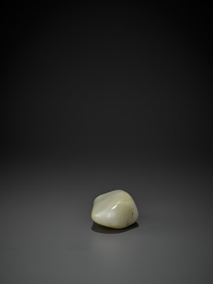 Lot 303 - A CELADON AND RUSSET JADE ‘PEBBLE’ SNUFF BOTTLE, MID-QING DYNASTY