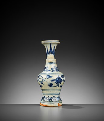 Lot 183 - A BLUE AND WHITE VASE, LE DYNASTY