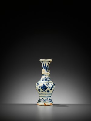 Lot 183 - A BLUE AND WHITE VASE, LE DYNASTY