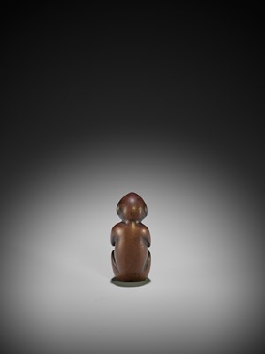 Lot 21 - A RARE AND UNUSUAL NETSUKE OF AN ISLANDER DRINKING FROM A BOTTLE