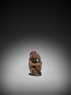 Lot 21 - A RARE AND UNUSUAL NETSUKE OF AN ISLANDER DRINKING FROM A BOTTLE