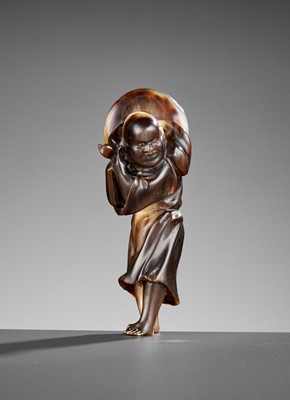 Lot 464 - A RARE AND LARGE HORN NETSUKE OF A FOREIGNER