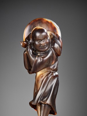 Lot 464 - A RARE AND LARGE HORN NETSUKE OF A FOREIGNER