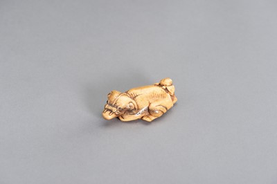 Lot 424 - A STAG ANTLER NETSUKE OF AN OX AND OXHERD