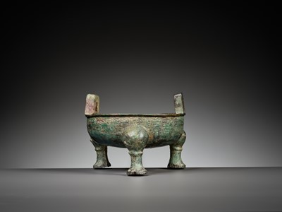 Lot 359 - A BRONZE SHALLOW TRIPOD VESSEL, DING, EARLY SPRING AND AUTUMN PERIOD