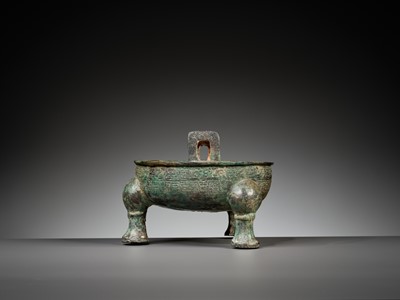 Lot 359 - A BRONZE SHALLOW TRIPOD VESSEL, DING, EARLY SPRING AND AUTUMN PERIOD