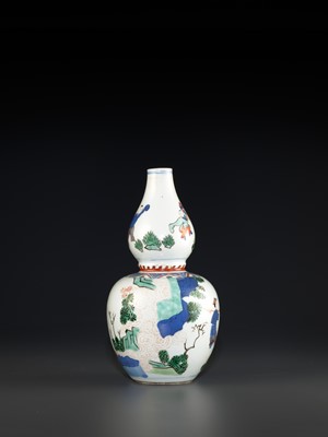 Lot 251 - A WUCAI ‘WEIQI PLAYERS’ DOUBLE-GOURD VASE, TRANSITIONAL PERIOD