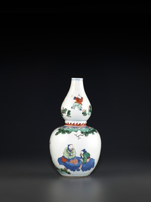 Lot 251 - A WUCAI ‘WEIQI PLAYERS’ DOUBLE-GOURD VASE, TRANSITIONAL PERIOD