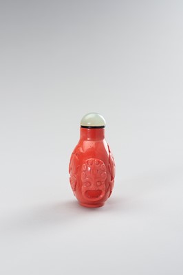 Lot 315 - A ‘CORAL’ GLASS SNUFF BOTTLE