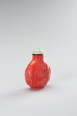 Lot 315 - A ‘CORAL’ GLASS SNUFF BOTTLE