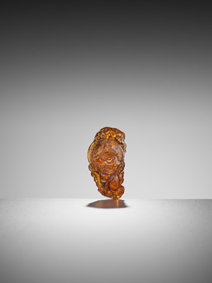 Lot 283 - A CARVED AMBER ‘DRAGON’ PENDANT, EARLY QING DYNASTY