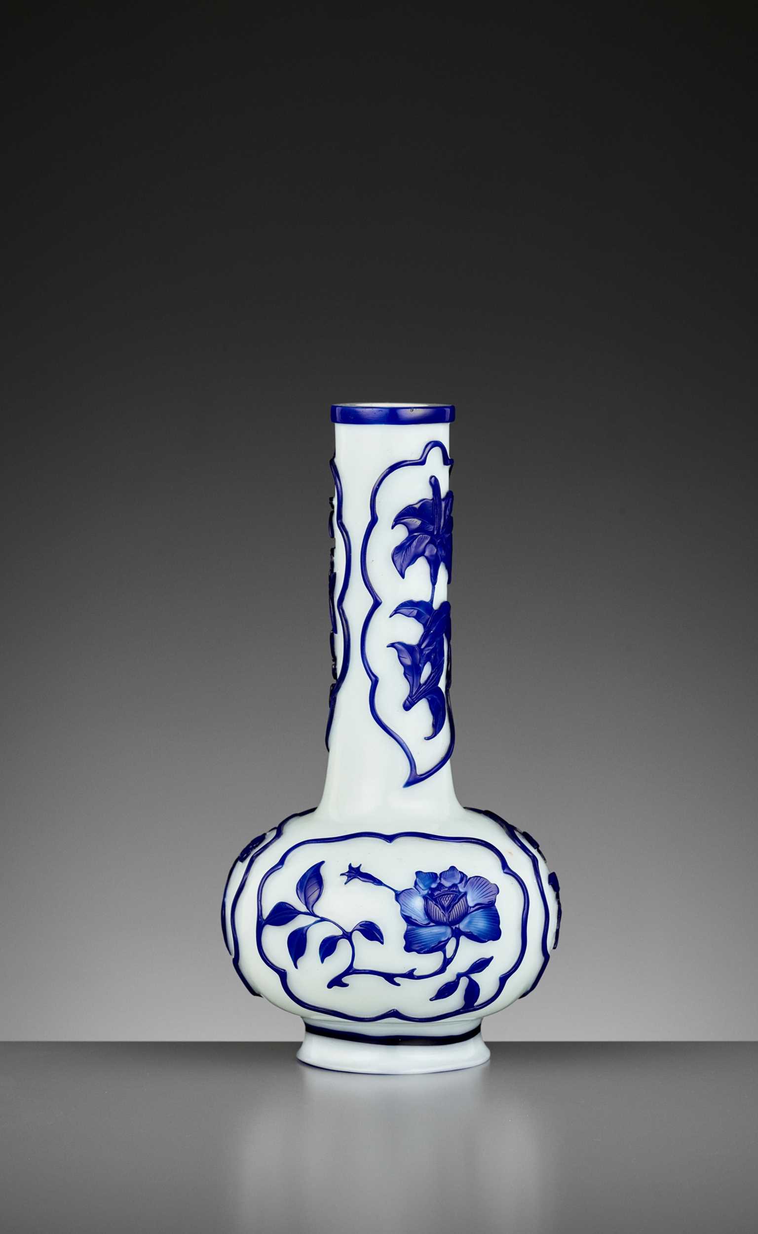 Lot 21 - A BLUE OVERLAY WHITE GLASS BOTTLE VASE, GUANGXU MARK AND PERIOD