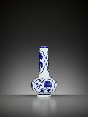Lot 21 - A BLUE OVERLAY WHITE GLASS BOTTLE VASE, GUANGXU MARK AND PERIOD
