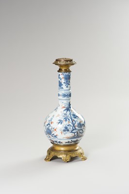 Lot 809 - AN IRON-RED, BLUE, AND WHITE PORCELAIN TABLE LAMP