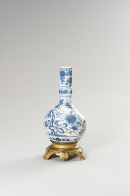 Lot 809 - AN IRON-RED, BLUE, AND WHITE PORCELAIN TABLE LAMP