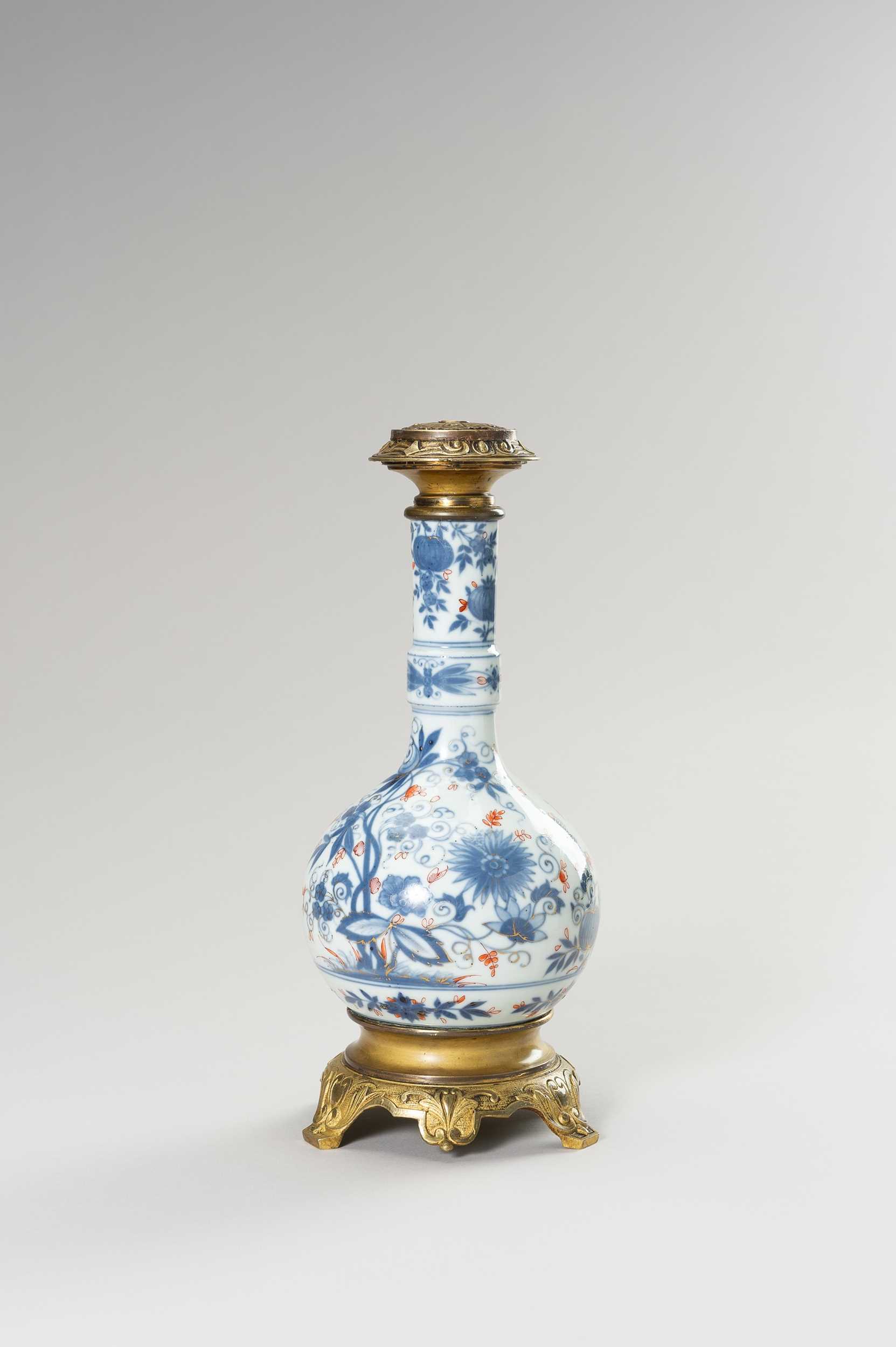 Lot 809 - AN IRON-RED, BLUE, AND WHITE PORCELAIN TABLE LAMP