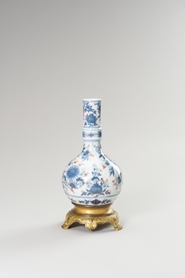 Lot 809 - AN IRON-RED, BLUE, AND WHITE PORCELAIN TABLE LAMP