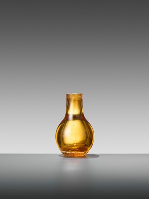 Lot 20 - AN AMBER GLASS MINIATURE BOTTLE VASE, TONGZHI MARK AND PERIOD