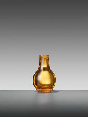 Lot 20 - AN AMBER GLASS MINIATURE BOTTLE VASE, TONGZHI MARK AND PERIOD