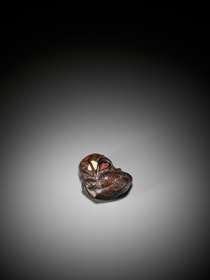 Lot 286 - A RARE INLAID UMIMATSU (SEAPINE) NETSUKE OF SHELLFISH ON A ROCK