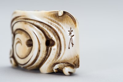 Lot 495 - AN IVORY NETSUKE OF A PEARL DIVER