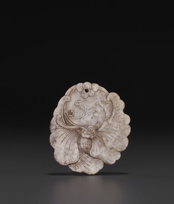 Lot 117 - A GRAY JADE ‘BUTTERFLY’ PLAQUE, EARLY QING DYNASTY