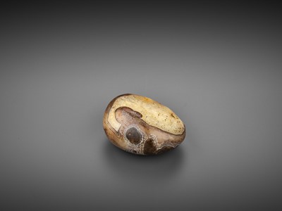 Lot 30 - A RARE AGATE ‘RECUMBENT HARE’ PEBBLE, SONG TO EARLY MING DYNASTY