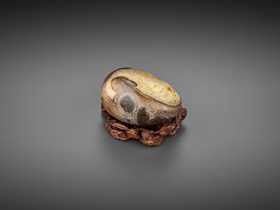 Lot 30 - A RARE AGATE ‘RECUMBENT HARE’ PEBBLE, SONG TO EARLY MING DYNASTY