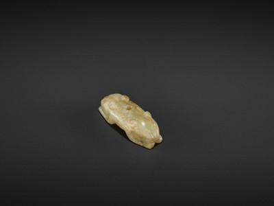 Lot 80 - A YELLOW AND RUSSET JADE ‘DOUBLE CAT’ PENDANT, MING DYNASTY