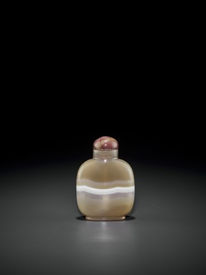 Lot 304 - A BANDED AGATE SNUFF BOTTLE, QING DYNASTY