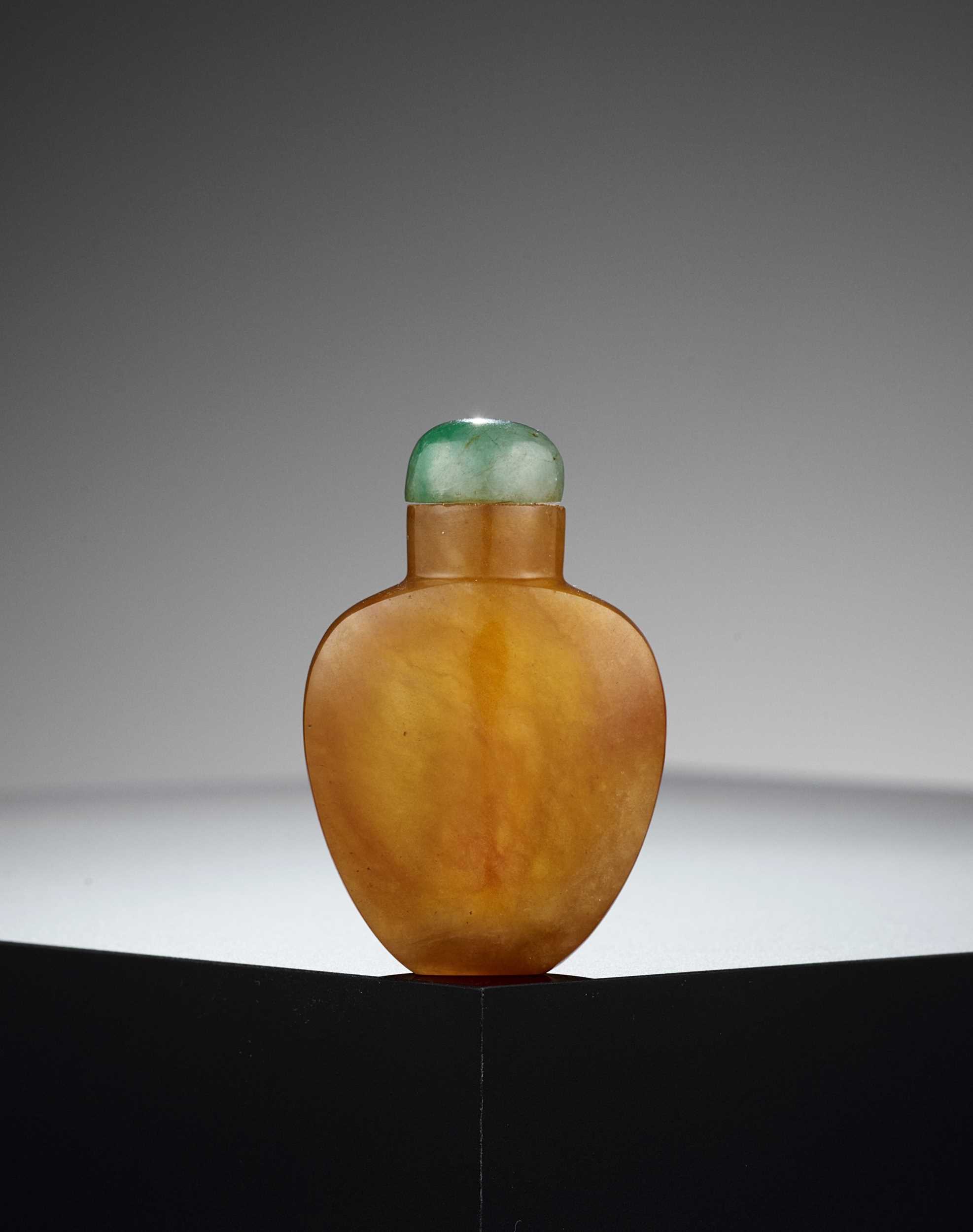 Lot 310 - A WELL-HOLLOWED AGATE SNUFF BOTTLE, QING DYNASTY