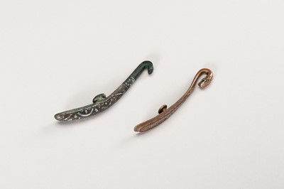 Lot 10 - A FINE PAIR OF SILVER-INLAID BELT HOOKS