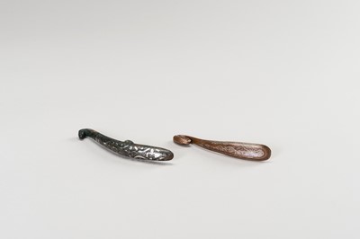 Lot 10 - A FINE PAIR OF SILVER-INLAID BELT HOOKS