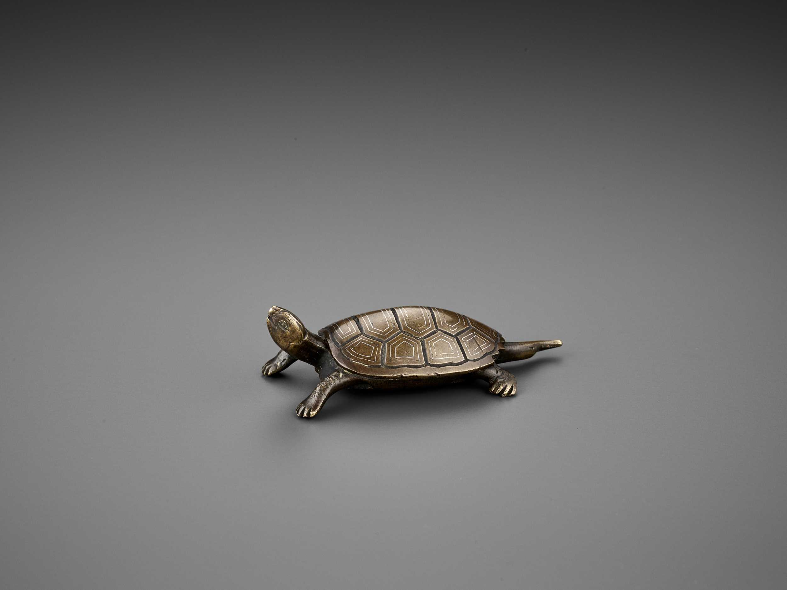 Lot 346 - A SILVER-INLAID BRONZE 'TURTLE' WEIGHT,
