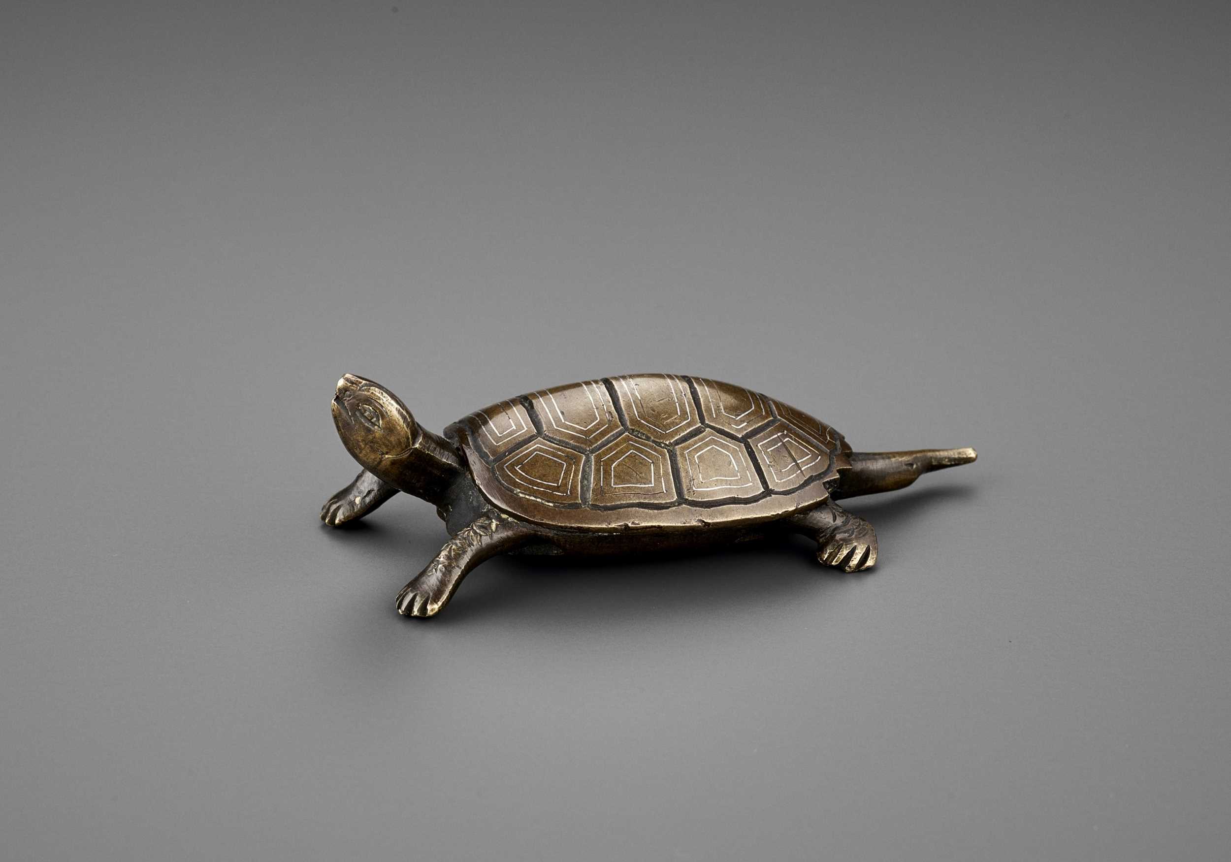 Lot 346 - A SILVER-INLAID BRONZE ‘TURTLE’ WEIGHT, ATTRIBUTED TO SHISOU, LATE MING DYNASTY