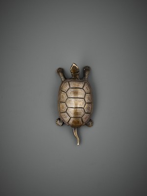 Lot 346 - A SILVER-INLAID BRONZE ‘TURTLE’ WEIGHT, ATTRIBUTED TO SHISOU, LATE MING DYNASTY