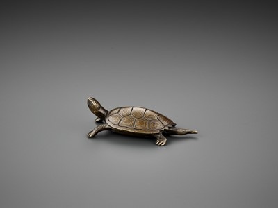 Lot 346 - A SILVER-INLAID BRONZE ‘TURTLE’ WEIGHT, ATTRIBUTED TO SHISOU, LATE MING DYNASTY