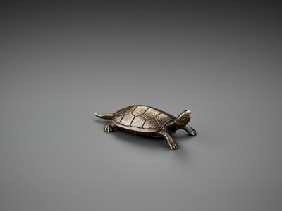 Lot 346 - A SILVER-INLAID BRONZE ‘TURTLE’ WEIGHT, ATTRIBUTED TO SHISOU, LATE MING DYNASTY