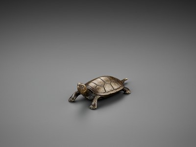 Lot 346 - A SILVER-INLAID BRONZE ‘TURTLE’ WEIGHT, ATTRIBUTED TO SHISOU, LATE MING DYNASTY