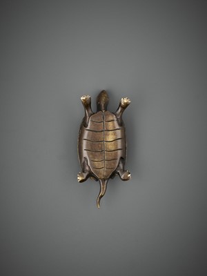 Lot 346 - A SILVER-INLAID BRONZE ‘TURTLE’ WEIGHT, ATTRIBUTED TO SHISOU, LATE MING DYNASTY